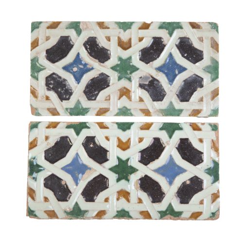 Dos azulejos de tabla de cerámica esmaltada con estrella de