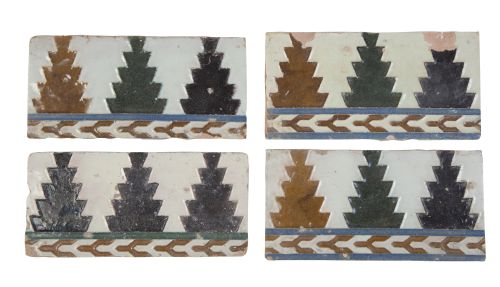 Cuatro azulejos de cerámica esmaltada de almena, en melado 