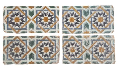 Cuatro azulejos de arista de tabla de cerámica esmaltada de