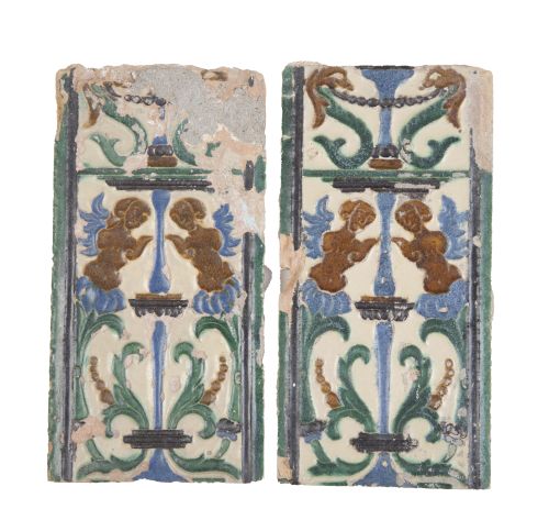 Dos azulejos de cerámica de arista esmaltada en azul, melad