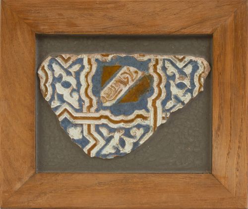 Azulejo nazarí de cerámica esmaltada en azul, blanco y mela