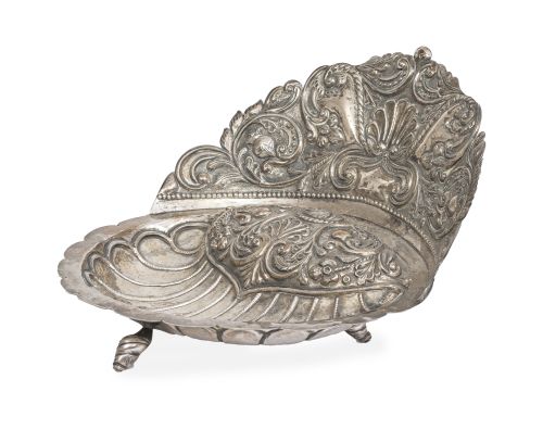 Venera de plata repujada, en el reverso marcada 925.Traba