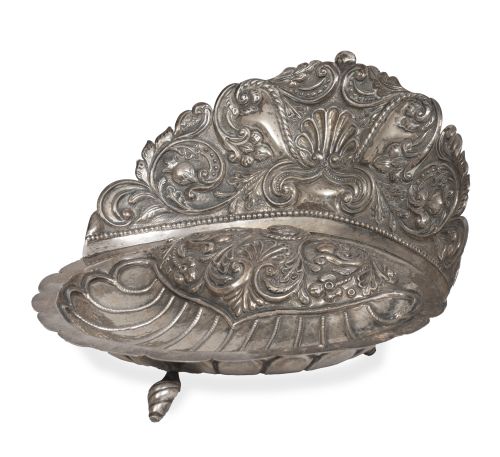 Venera de plata repujada, en el reverso marcada 925.Traba