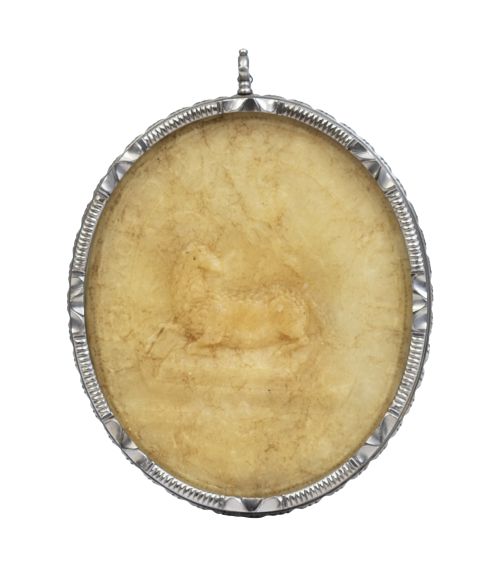 Relicario, Agnus Dei.Lámina de cera modelada y policromad