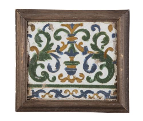 Azulejo de cerámica esmaltada con decoración candeleri.Se