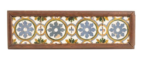 Friso con cuatro azulejos de arista de cerámica esmaltada e