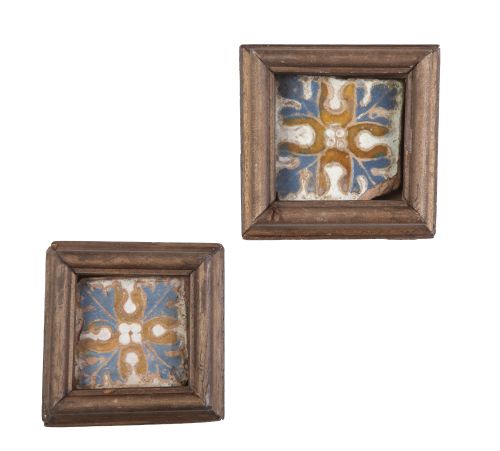 Dos olambrillas de cerámica esmaltada en azul y melado con 