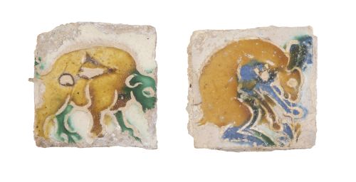 Dos olambrillas de cerámica esmaltada en verde, azul y mela