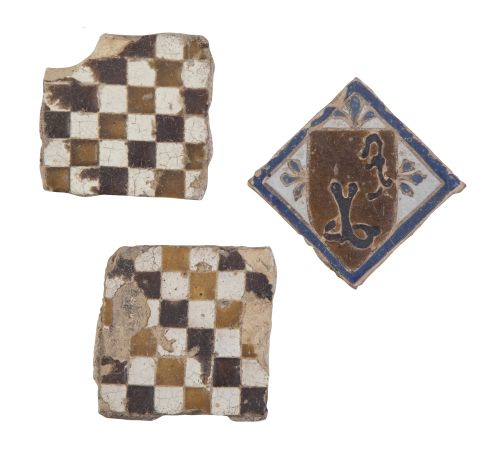 Lote de tres olambrillas de cerámica esmaltada, dos con aje