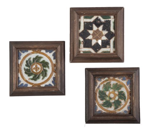 Lote de tres azulejos de arista de cerámica esmaltada, dos 