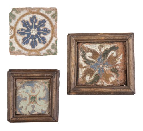 Lote de tres olambrillas de cerámica esmaltada, con flor.