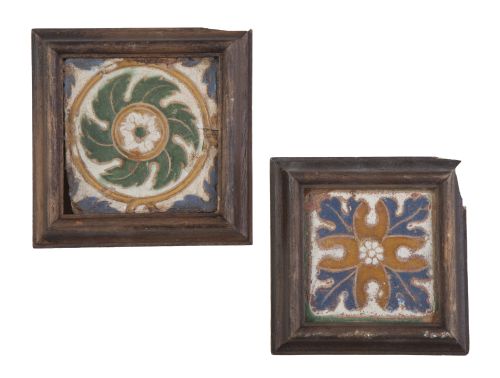 Dos azulejos de arista de cerámica esmaltada con flor.Tol