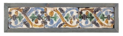 Friso de tres azulejos de cuerda, decorado con flores y hoj