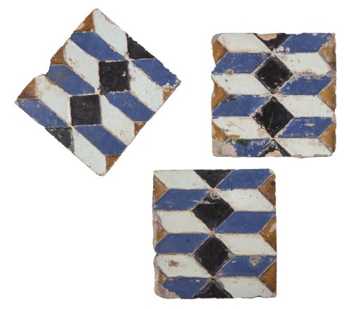 Tres azulejos de cerámica de arista esmaltada con con diseñ