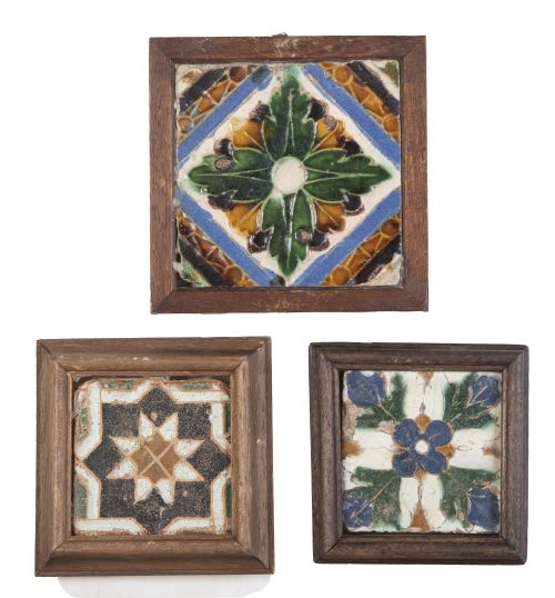 Tres olambrillas de cerámica esmaltada, dos con flor y otro