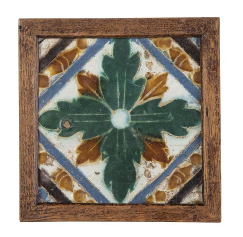 Olambrilla de cerámica esmaltada con florToledo, S. XVI.