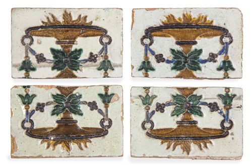 Lote de cuatro azulejos de cerámica esmaltada de arista en 