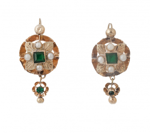 Pendientes largos S. XIX, de flor con centro de símil esmer
