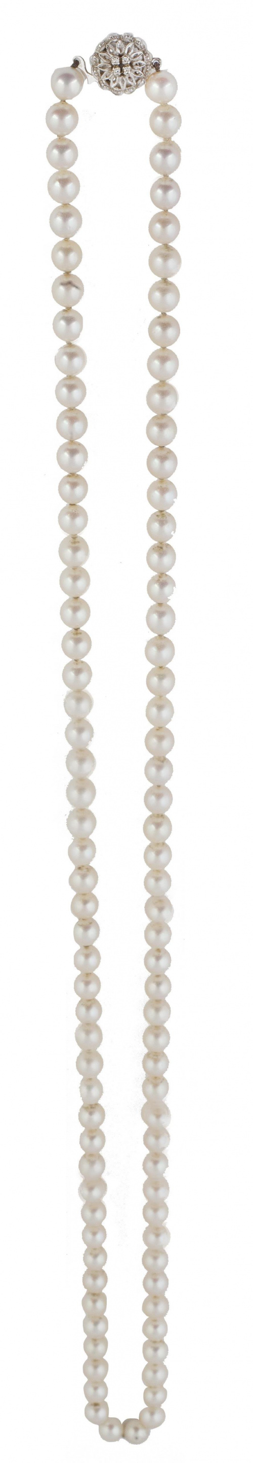 Collar largo de un hilo de perlas con cierre de rosetón cal