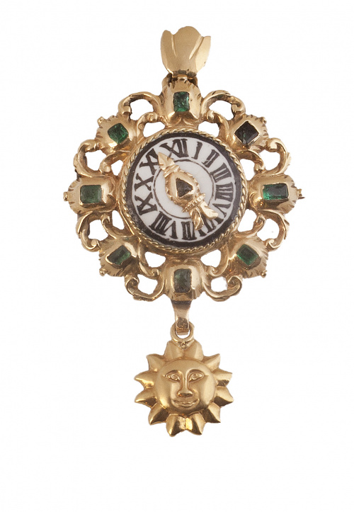 Colgante que simula reloj de esmalte con marco de esmeralda