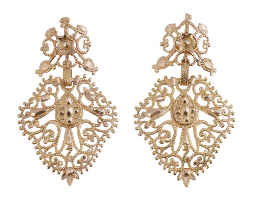 Pendientes largos calados con cuerpo superior a modo de flo