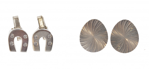 Dos pares de gemelos de plata, uno con diseño de herradura 