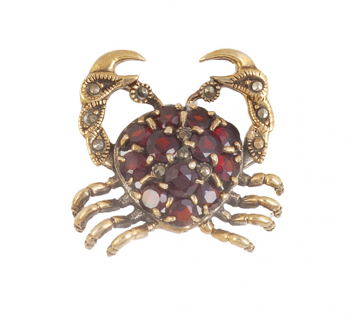 Broche de cangrejo de granates en plata dorada