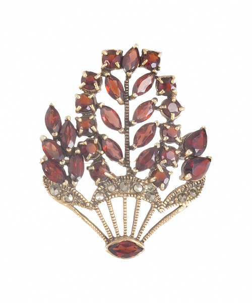Broche con diseño de florero de granates en plata dorada