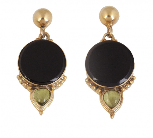 Pendientes largos de metal dorado con círculo de ónix y got