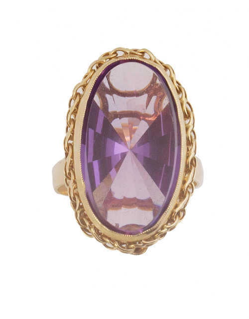 Sortija años 50 con amatista oval rodeada por marco de cade