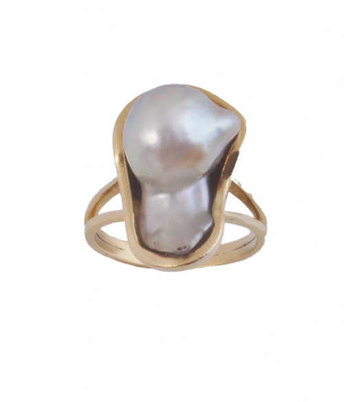 Sortija con perla barroca en montura de oro amarillo de 18K