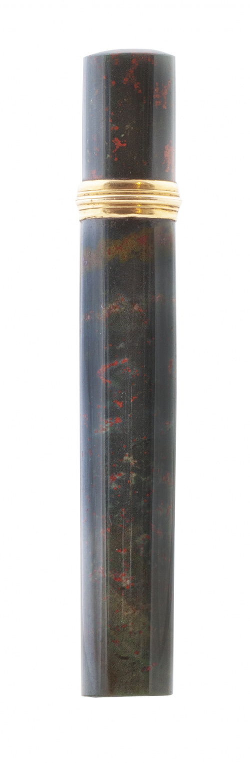 Alfiletero de ff S. XVIII en jaspe sanguina con anillo y bi