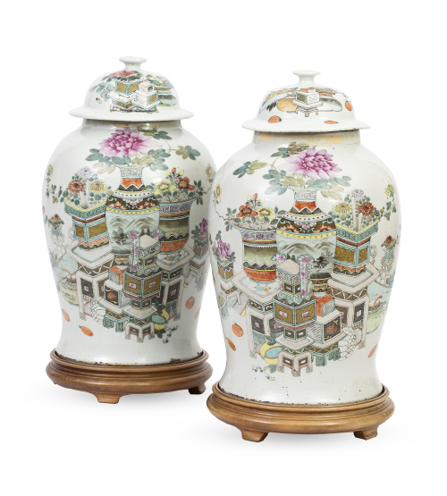 Pareja de tibores con tapa de porcelana esmaltada con decor