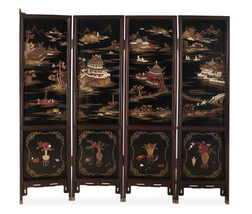 Biombo de cuatro hojas de madera lacada, decorado con piedr