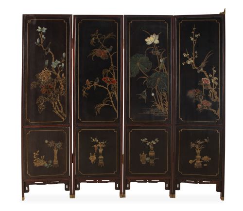 Biombo de cuatro hojas de madera lacada, decorado con piedr