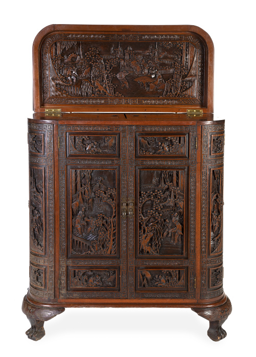 Mueble bar de madera tallada decorado con vistas de un jard