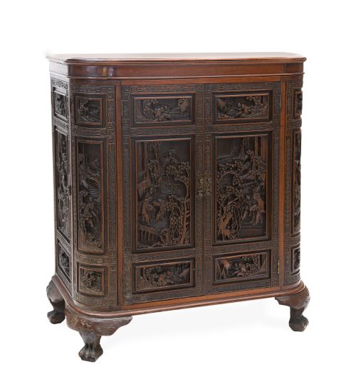 Mueble bar de madera tallada decorado con vistas de un jard