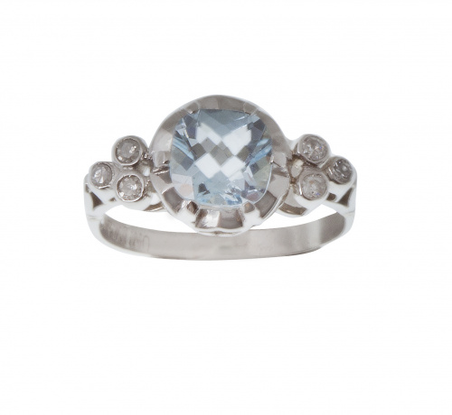 Sortija de aguamarina flanqueado por tréboles de chatones b