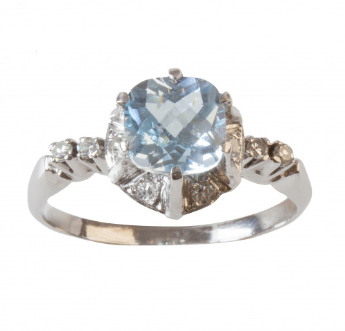 Sortija con aguamarina central flanqueado por parejas de br