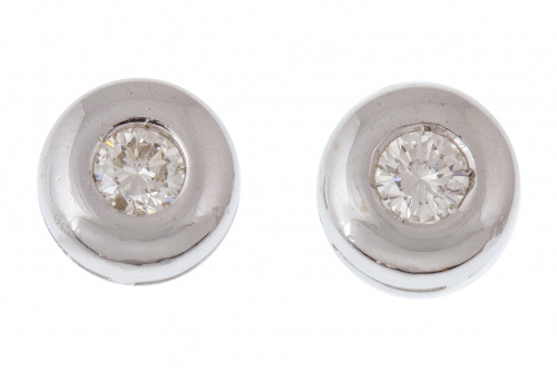 Pendientes dormilonas con brillante central sobre marco lis