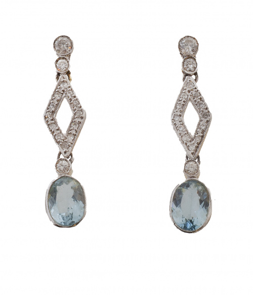 Pendientes largos con brillantes y aguamarinas colgantes de