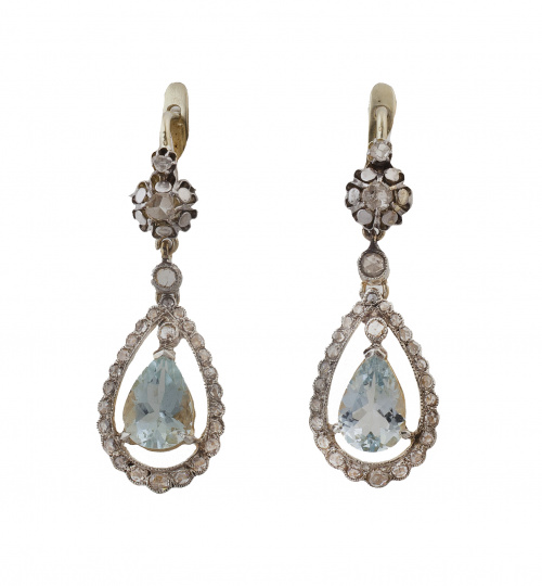 Pendientes largos de pp. S. XX con aguamarinas talla pera c