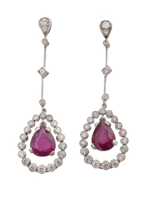 Pendientes largos con chatones de brillantes dispuestos en 