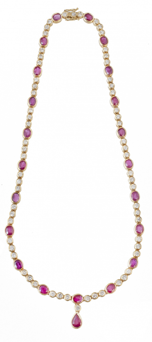Collar rivière de rubíes de talla oval alternos con trios d