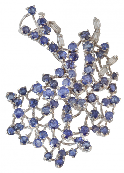 Broche de zafiros y diamantes talla baguette engastados a d