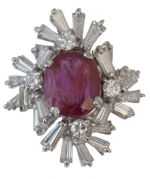 Sortija con rubí central oval rodeado de diamantes talla tr