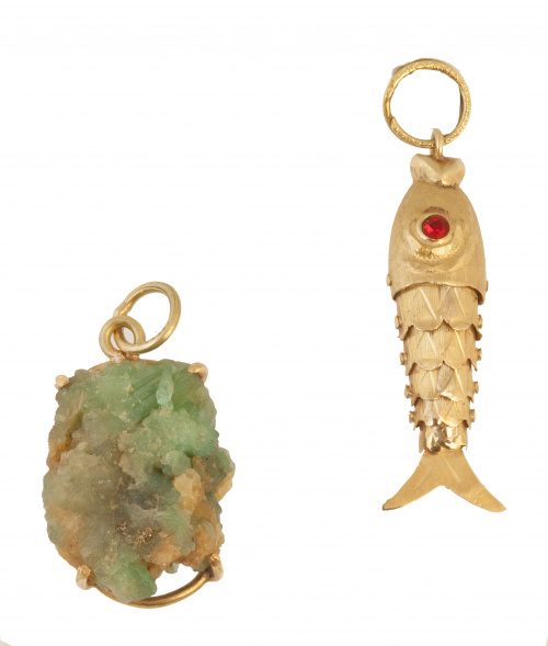 Lote de dos colgantes, una en forma de pez articulado, otro