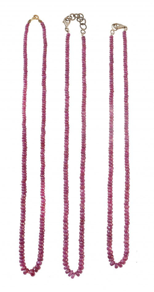 Lote de tres collares de un hilo de cuentas facetadas de ru