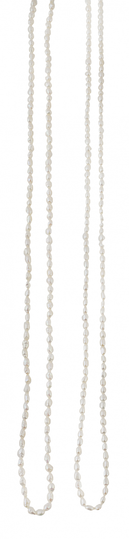 Dos collares largos de perlas en forma de grano de arroz