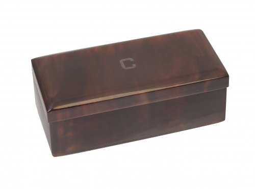 Cajita de carey con inicial "C" de plata inscrita en la tapa